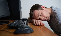 Человек уснул за рабочим столом